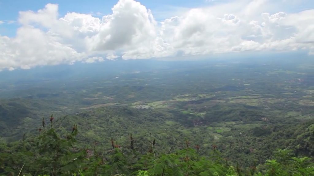 pemandangan dari puncak suroloyo