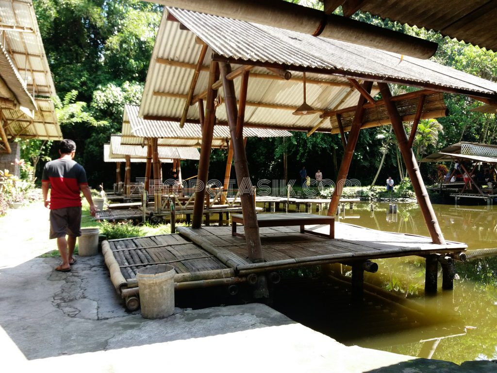 pemancingan di atas kolam