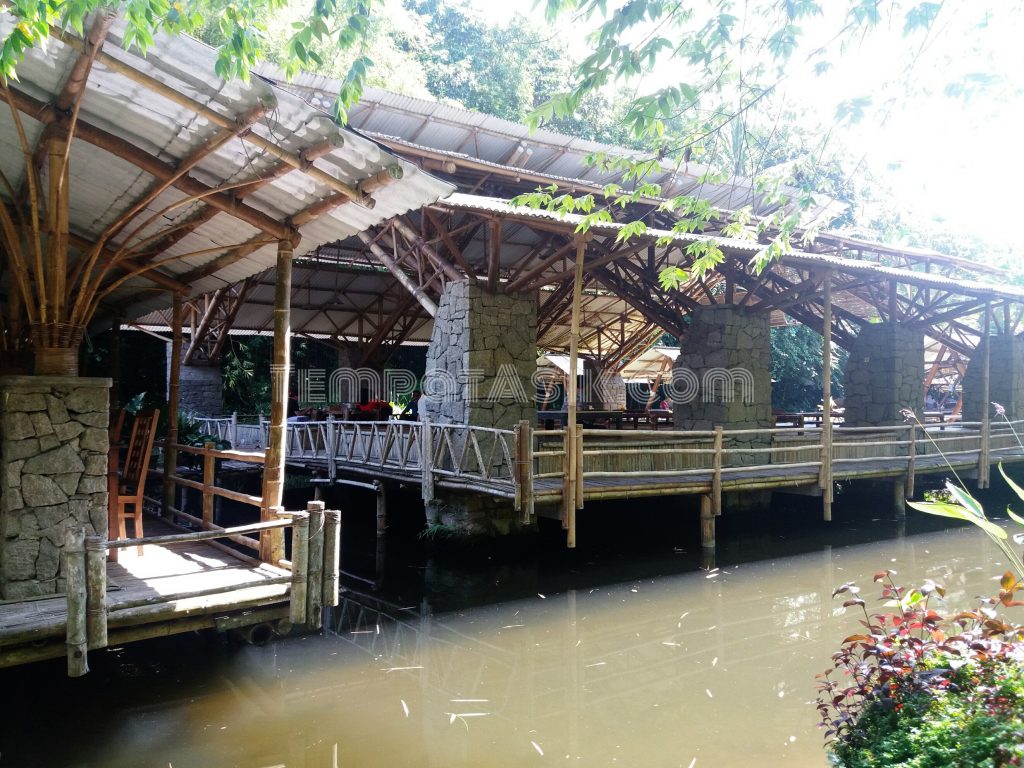 tempat makan di atas kolam