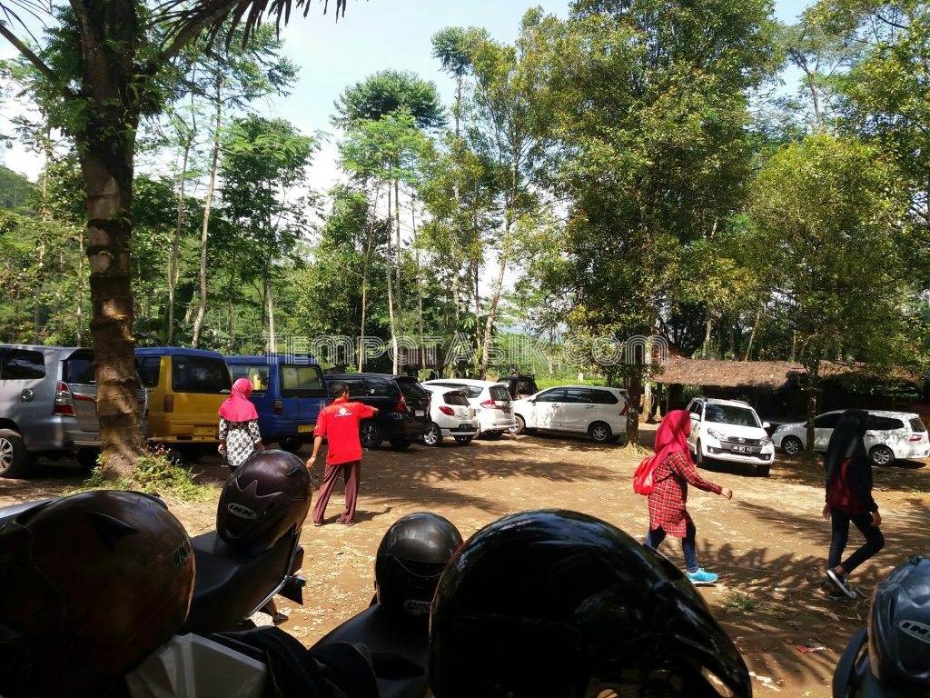 parkiran kebun teh nglinggo