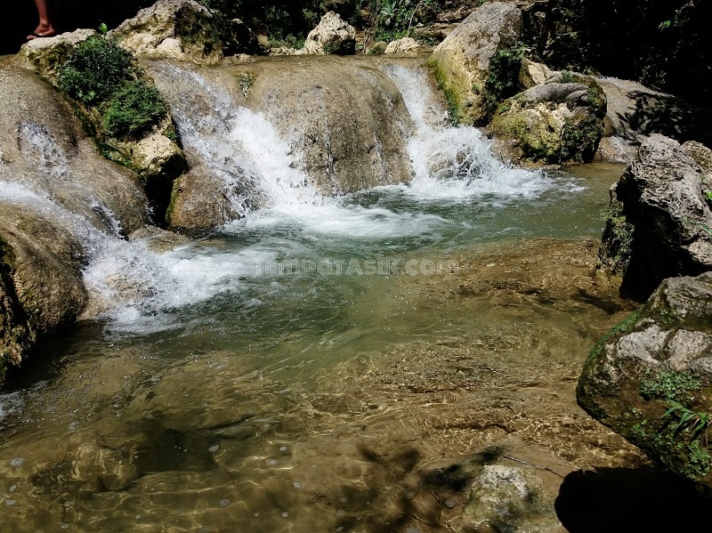 kolam alami di air terjun Sri Gethuk