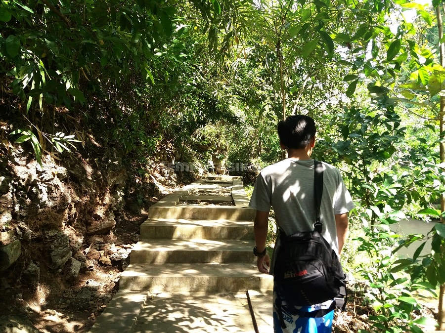 rute jalan kaki menuju air terjun Sri Gethuk